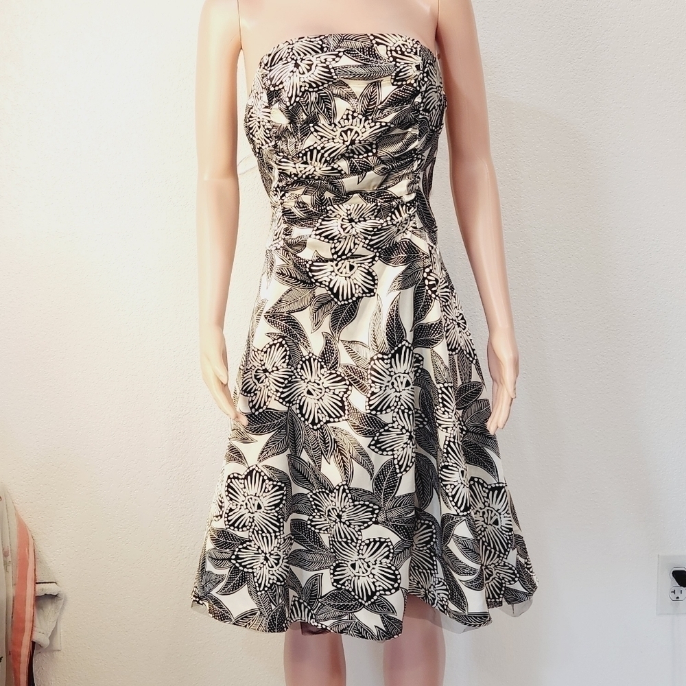 Enfocus blk & wht florals satin sleeveless fit & flare ruched chest size: 14
